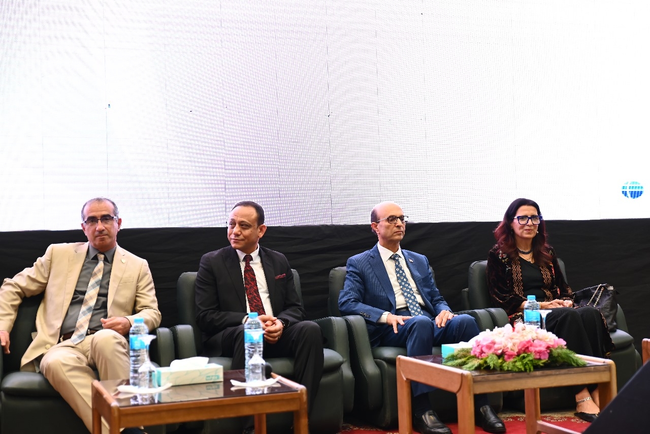 رئيس جامعة أسيوط: "احترم ثقافة الآخرين وتذكّر أنك تمثل بلدك