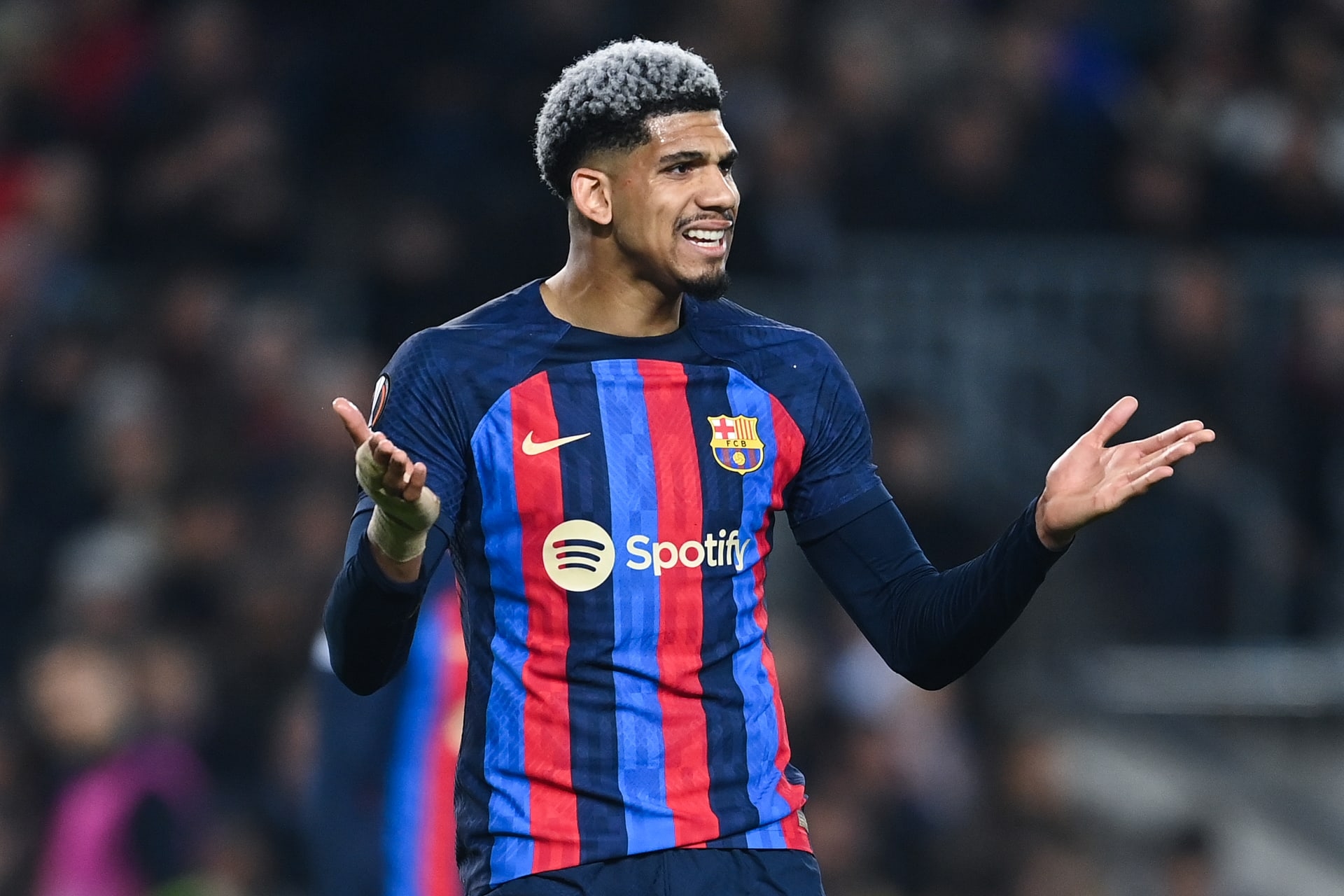 مانشستر يونايتد يستهدف التعاقد مع أراوخو من برشلونة فى الصيف