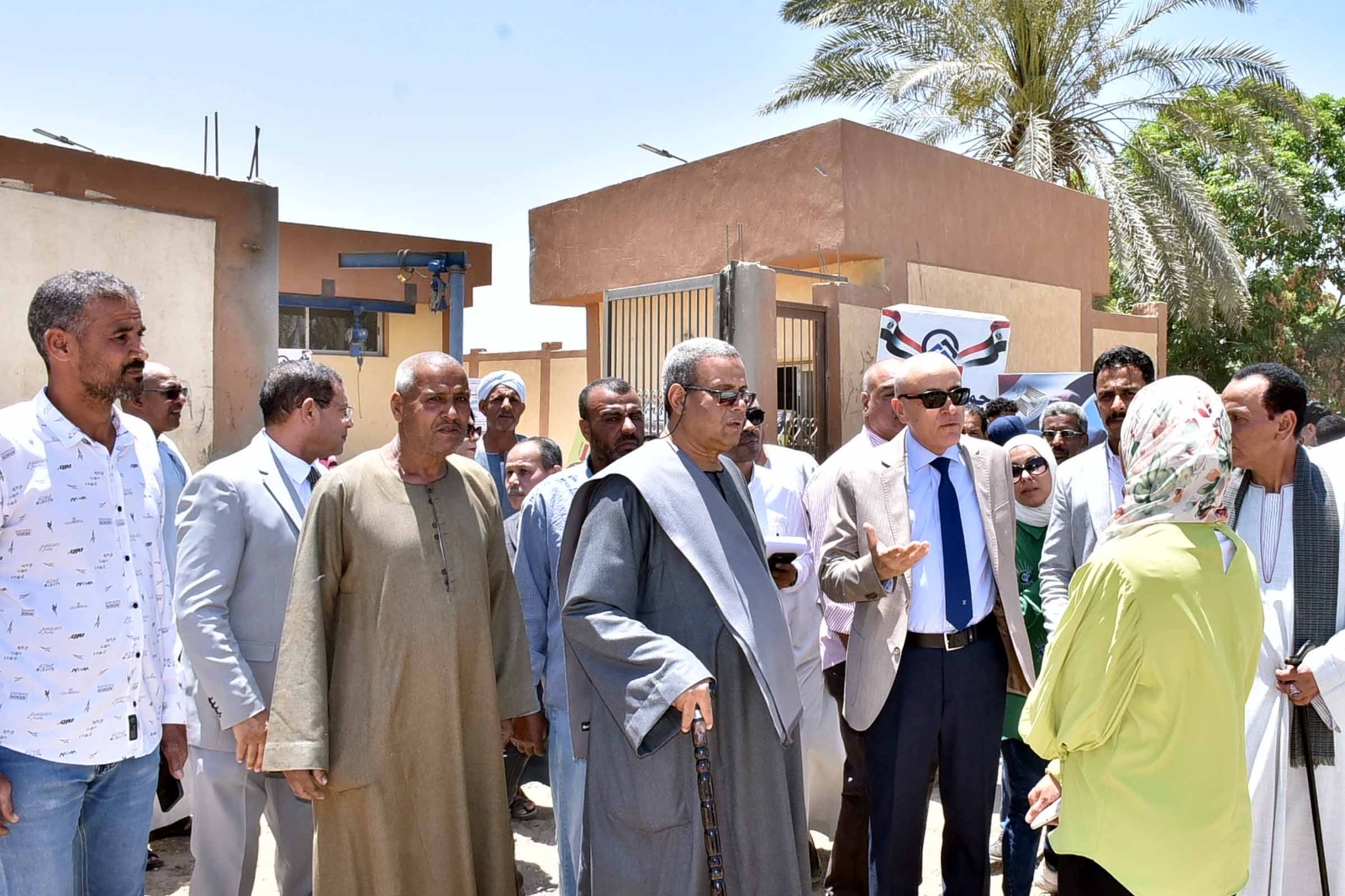محافظ الأقصر يتفقد المشروعات التنموية بمركز الزينية
