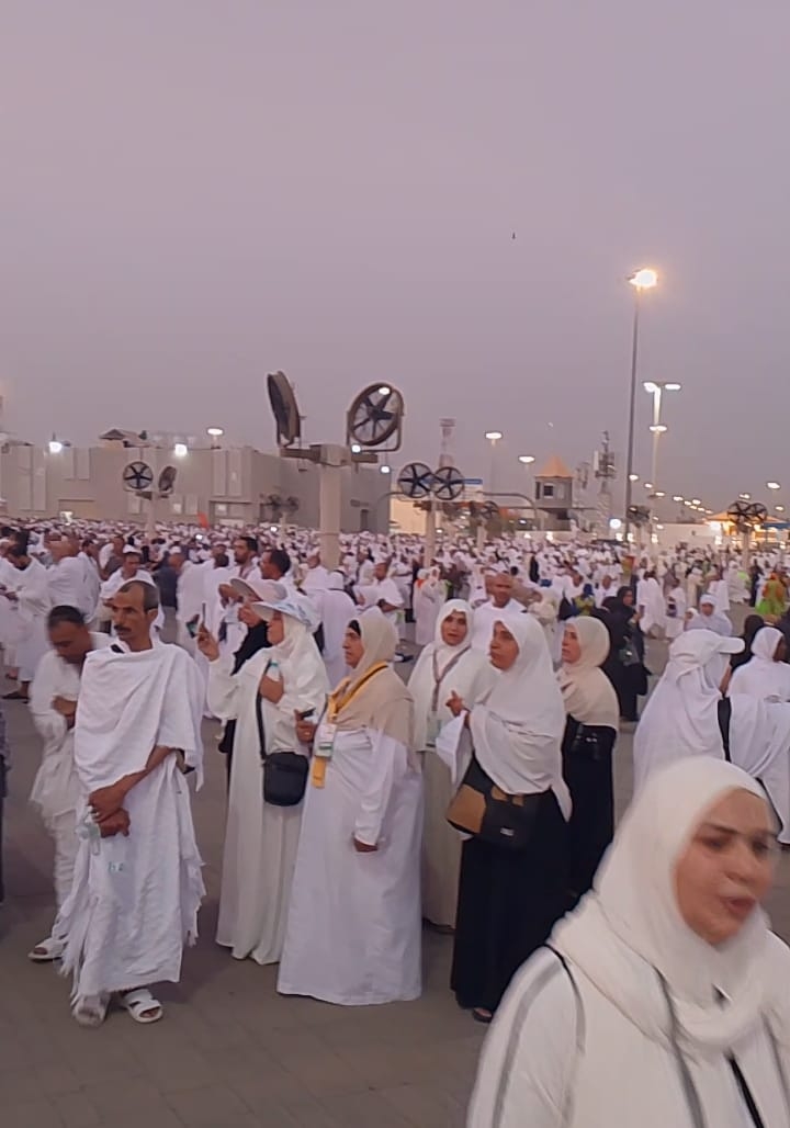مشهد مهيب.. جبل عرفات يكتسى باللون الأبيض وسط تهليل وتكبير ضيوف الرحمن