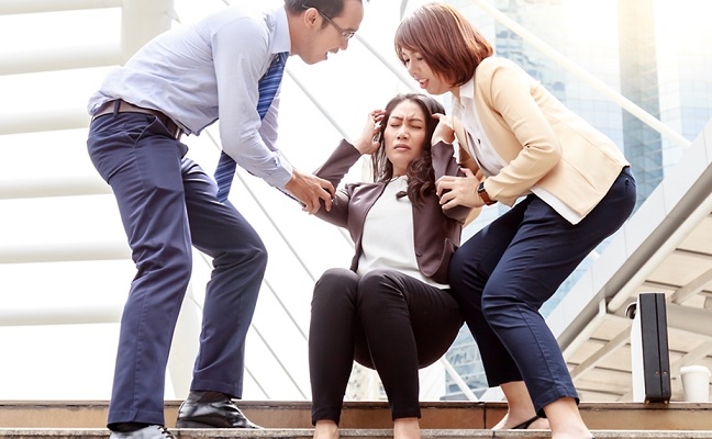 خطوات الإسعافات الأولية وكيفية التصرف الصحيح عند الإغماء