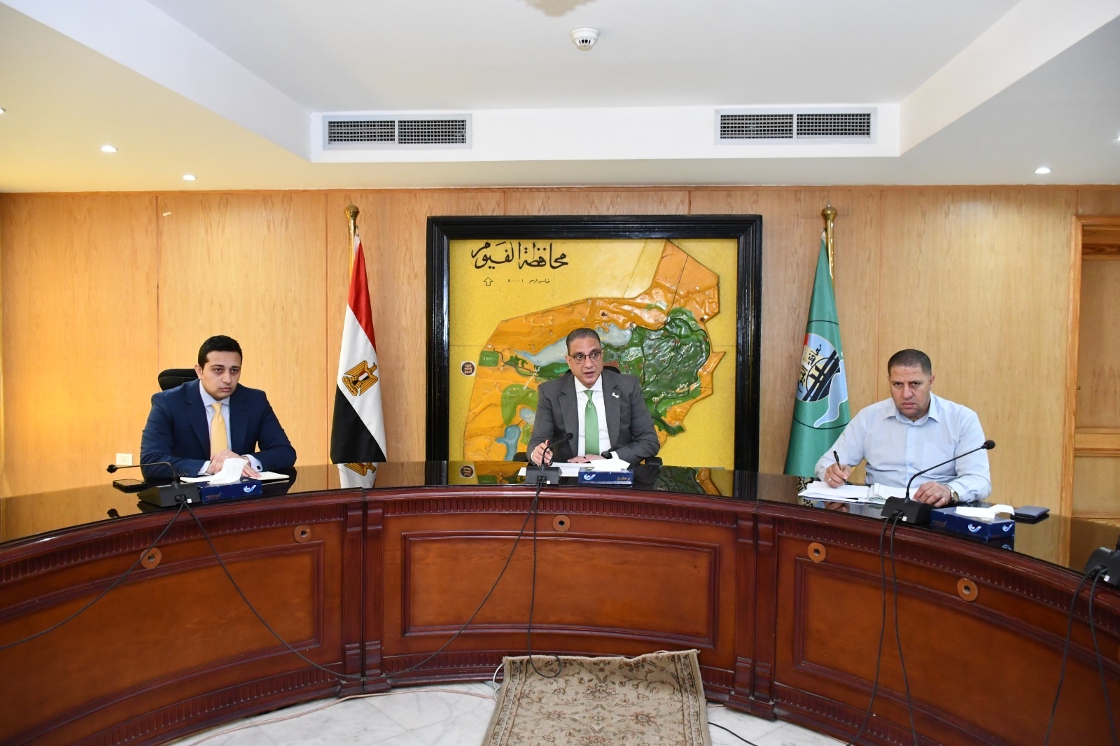 محافظ الفيوم .. يناقش خطة استغلال أراضي الدولة المستردة