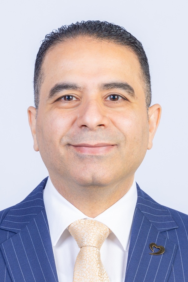 الدكتور أحمد عيسى: من الإسكندرية إلى القمة.. قصة قائد طبي مُلهِم برؤية استثنائية