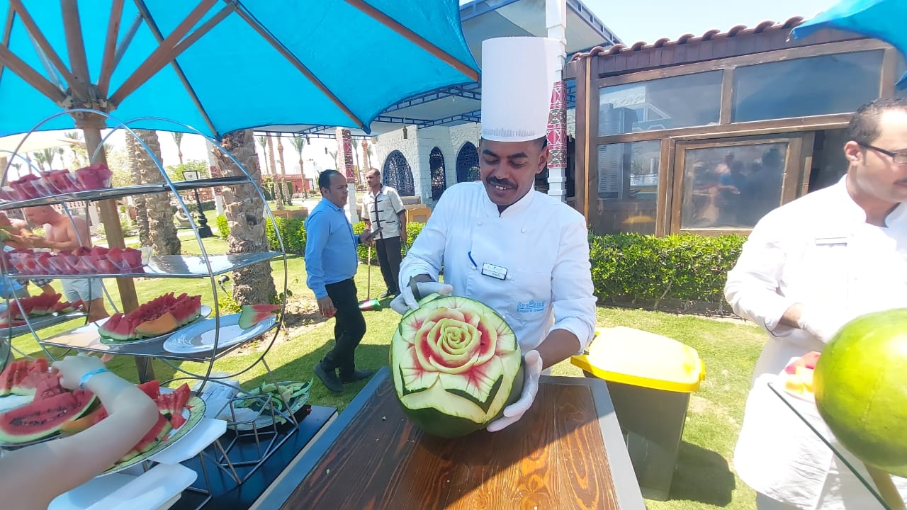 مهرجان البطيخ يجذب والمصريين بفنادق الغردقة