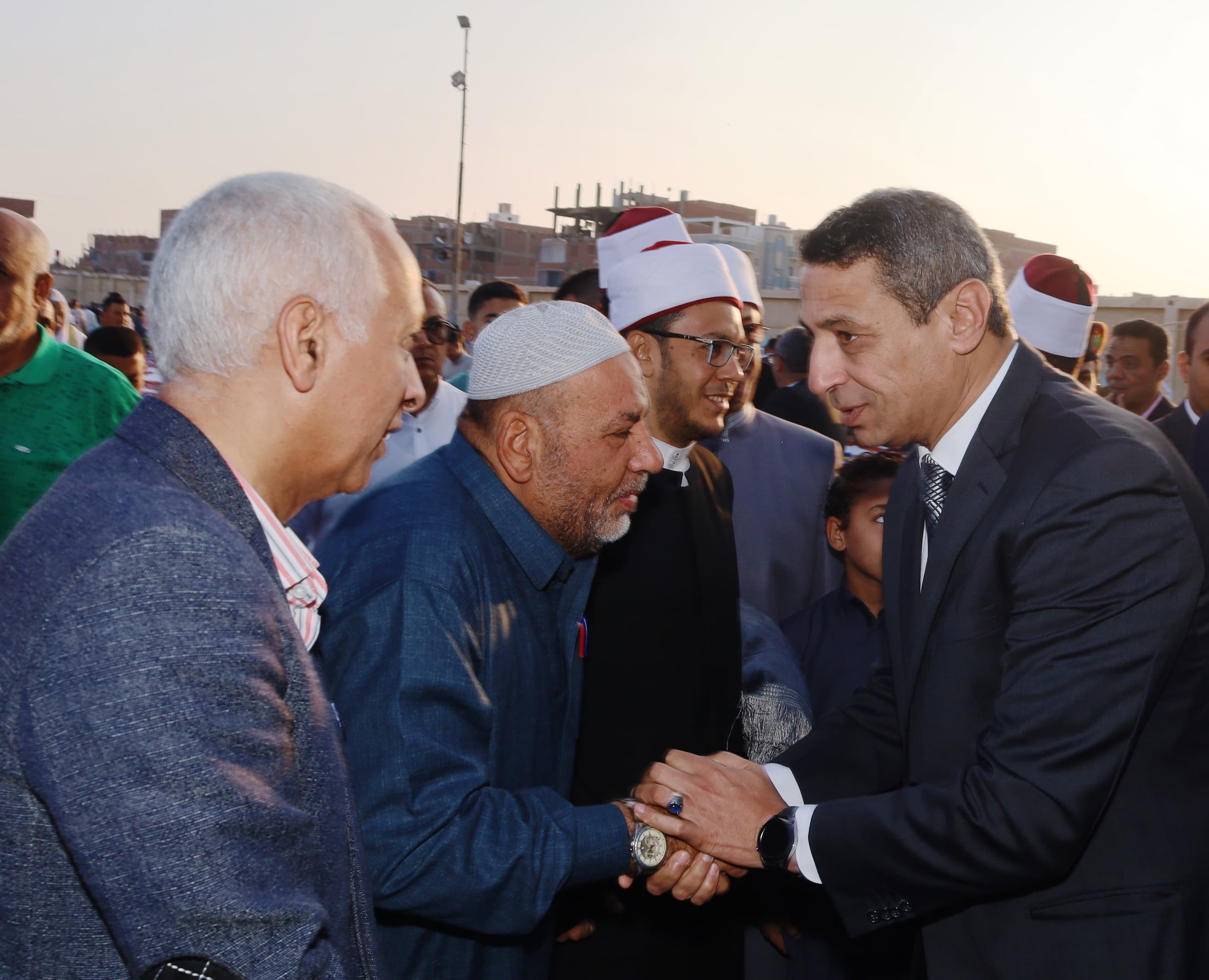 محافظ السويس يؤدي صلاة عيد الأضحي وسط أهالى الجناين ..صور