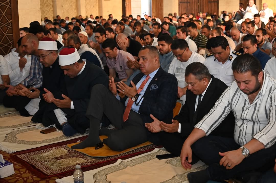 محافظ جنوب سيناء يؤدي صلاة عيد الأضحى بمسجد المصطفى بشرم الشيخ