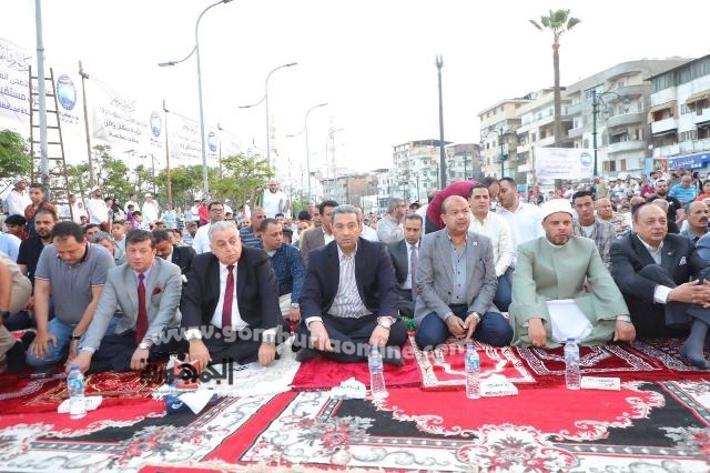محافظ دمياط يُؤدى صلاة عيد الأضحى المبارك بساحة ميدان الساعة