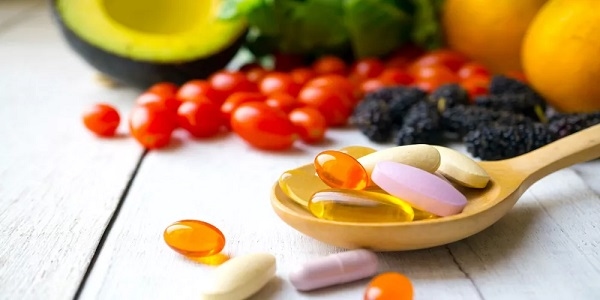 مكملات غذائية شائعة قد تسبب الوفاة.. تحذيرات من جرعات قاتلة