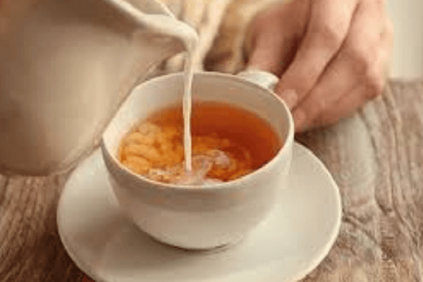 أضرار الإفراط في شرب الشاي بالحليب