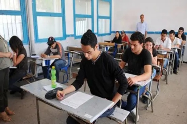 لطلاب الثانوية: لا تكتب على ظهر الورقة.. التعليم توضح العواقب