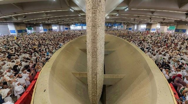 حجاج القرعة يواصلون رمي الجمرات خلال أيام التشريق