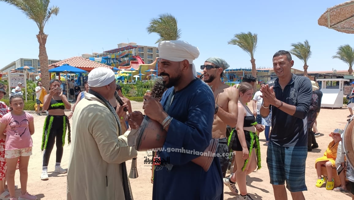 طبل ومزمار بلدي وتوزيع هدايا علي الشواطئ .. احتفالات الغردقة بالعيد