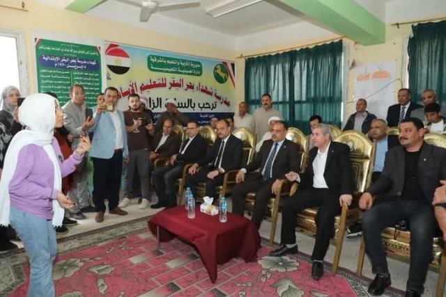 محافظ الشرقية يضع الزهور على النصب التذكارى لشهداء بحر البقر