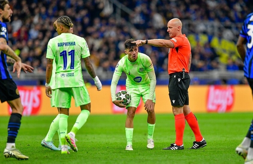 مفاجأة بشأن حكم الـ(VAR) في مباراة إنتر ميلان وبرشلونة.. فيديو