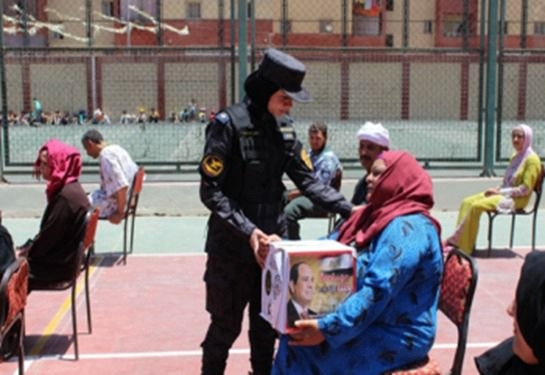 الداخلية توزع عبوات غذائية "بالمجان" على الفئات الأولى بالرعاية