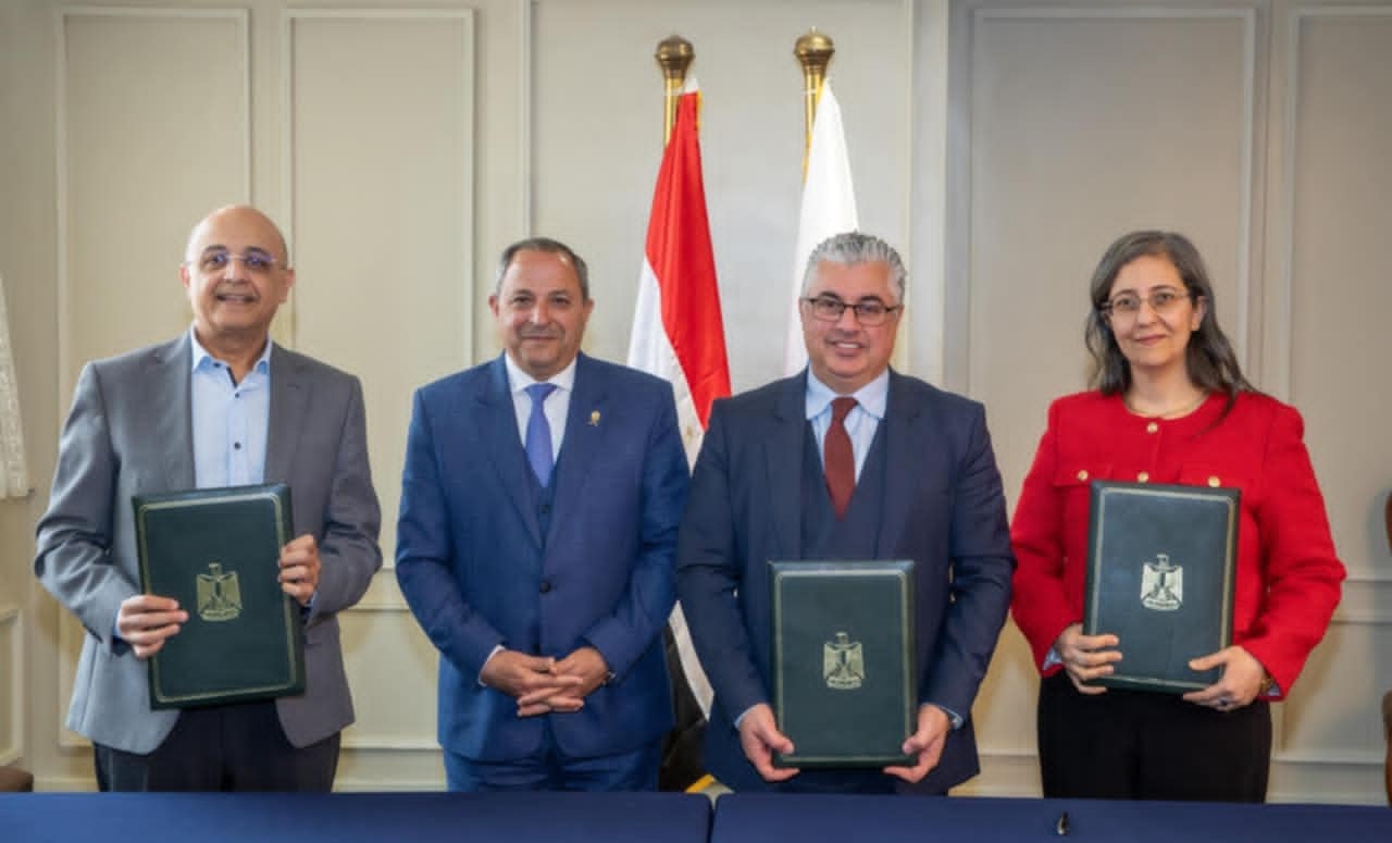 قناة السويس توقع عقود إنشاء ساحة شاحنات ذكية بميناء غرب بورسعيد