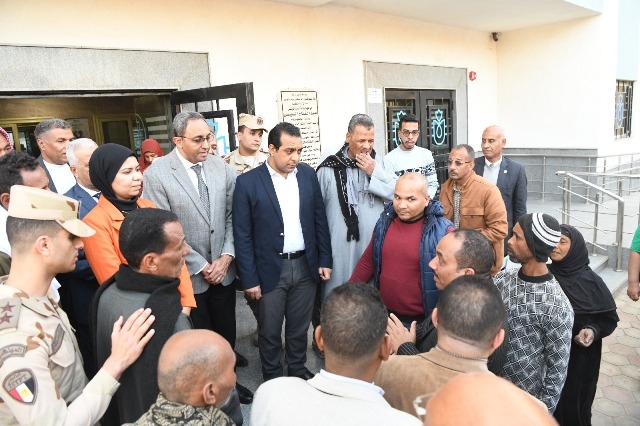 محافظ قنا يتفقد المركز الطبي للجمعية الشرعية بقوص