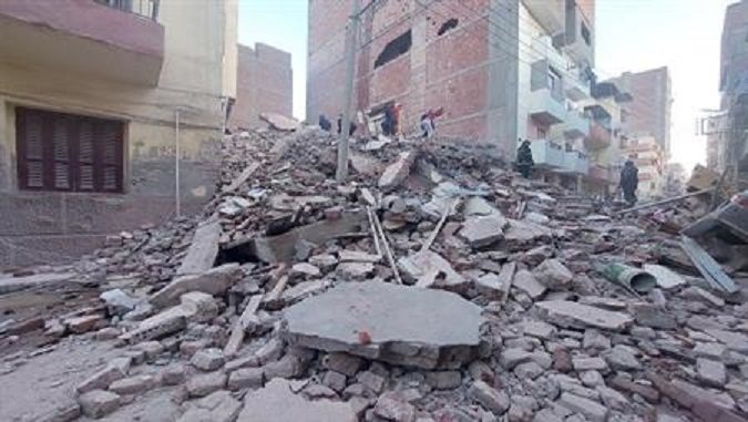 عقب انهيار عقار أسيوط..هل الضحايا تحت الأنقاض من الشهداء؟