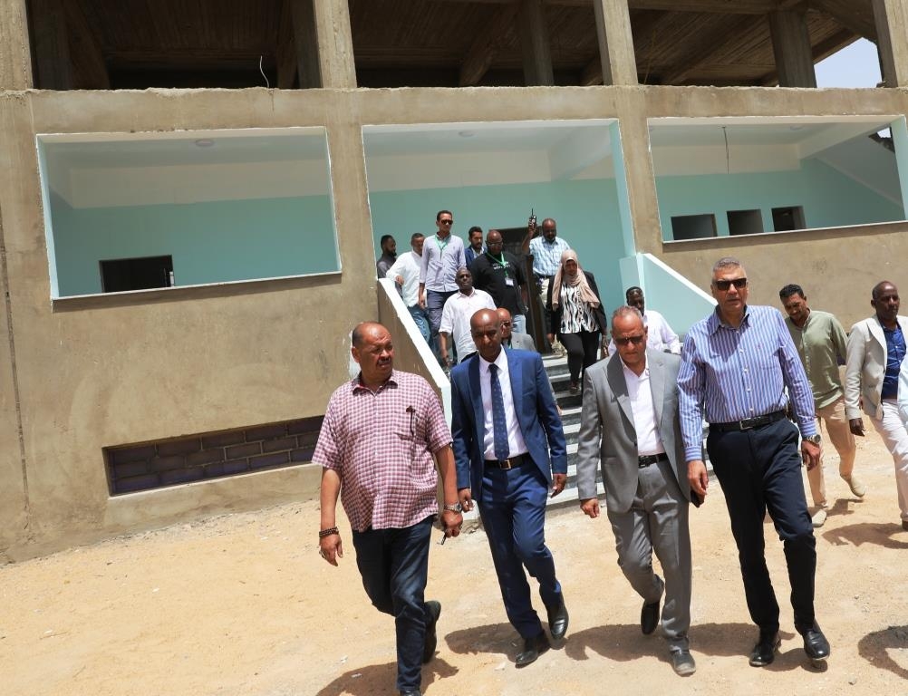 محافظ أسوان يتفقد المنظومة التعليمية بمدرستى الجنينة والشباك