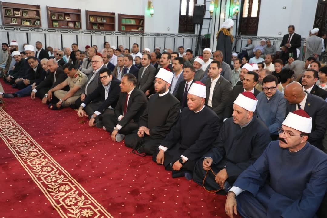 وزيرالأوقاف ومحافظ الشرقيةيؤديان صلاة الجمعةبمسجدشيخ الأزهرالأسبق
