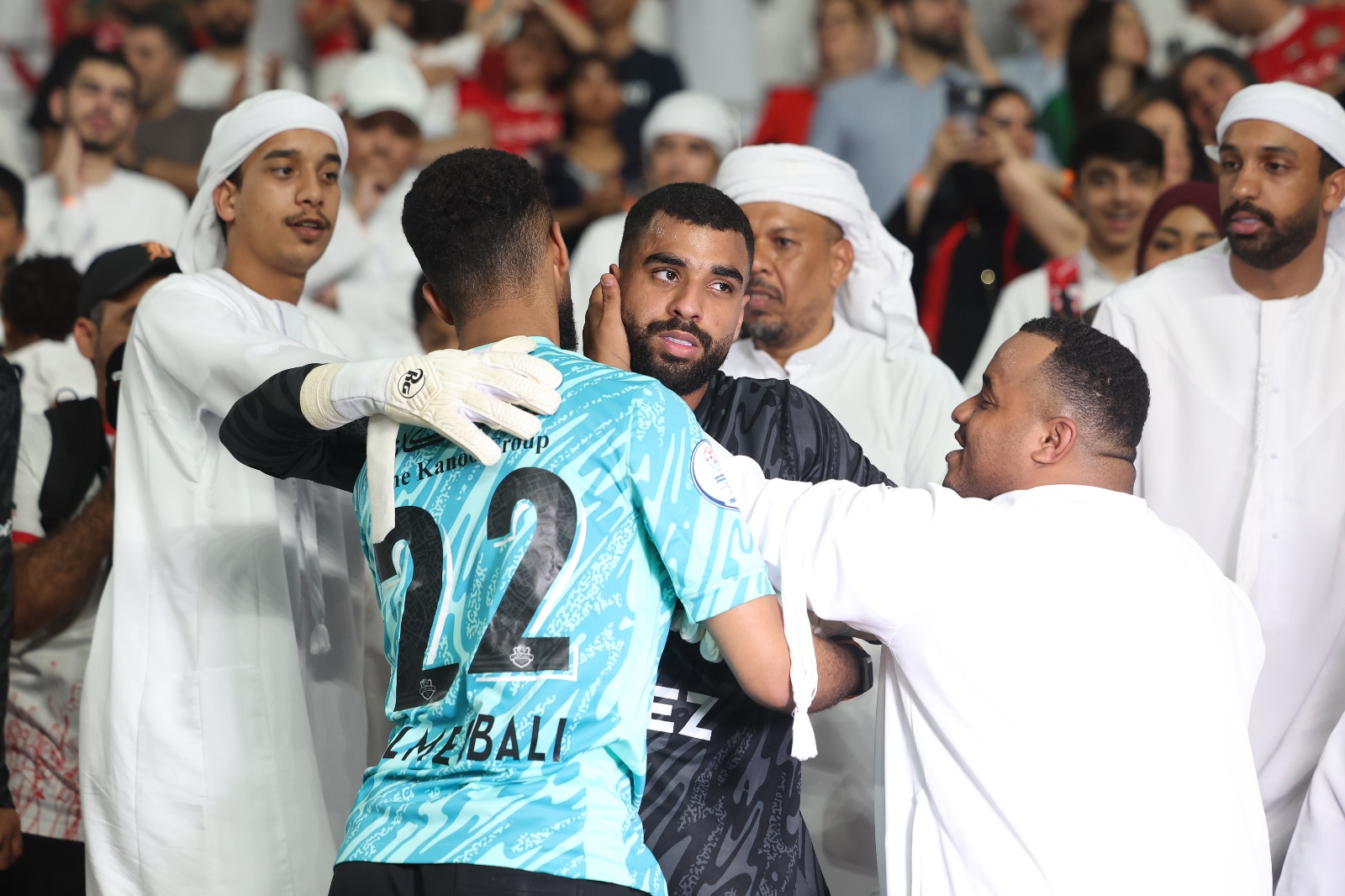 وسط دموعه .. لاعب شباب الأهلى يهدى الكأس لوالدته