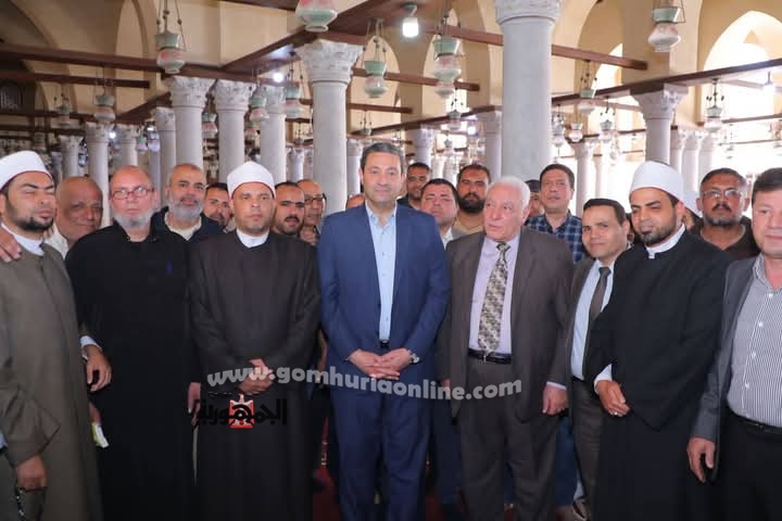محافظ دمياط يؤدى صلاة الجمعة بمسجد عمرو بن العاص