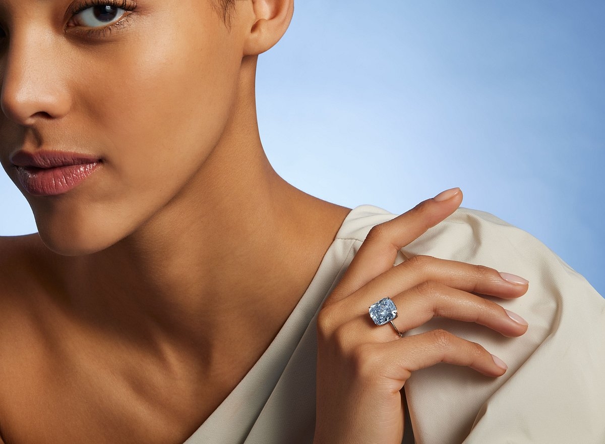 World's Rare $20 Million Blue Diamond in Abu Dhabi