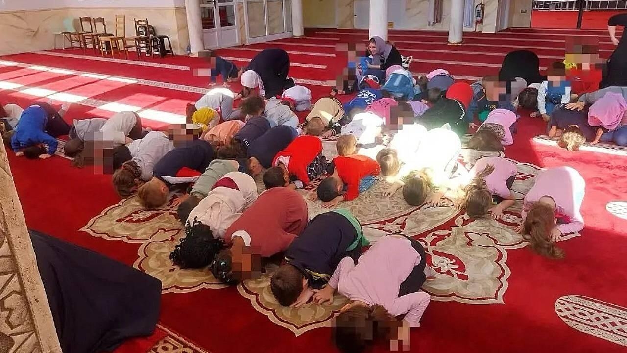Italy: Outrage As Kindergarten Takes Christian Children To Mosque To Kneel And Praise Allah