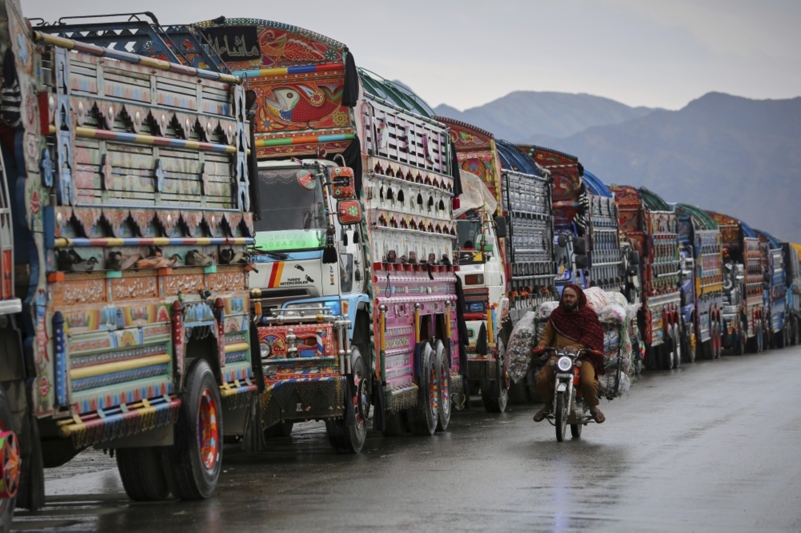 Pak-Afghan border clashes ease, thousands seek shelter