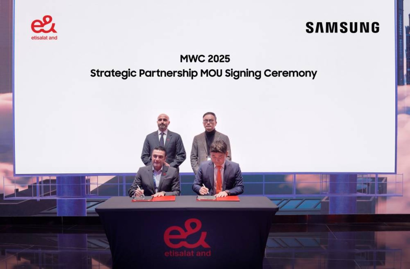 e& UAE and Samsung sign MoU to advance AI-driven innovation