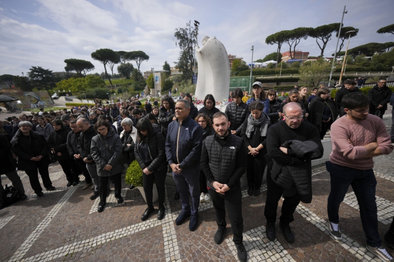 Pope thanks doctors, healthcare workers