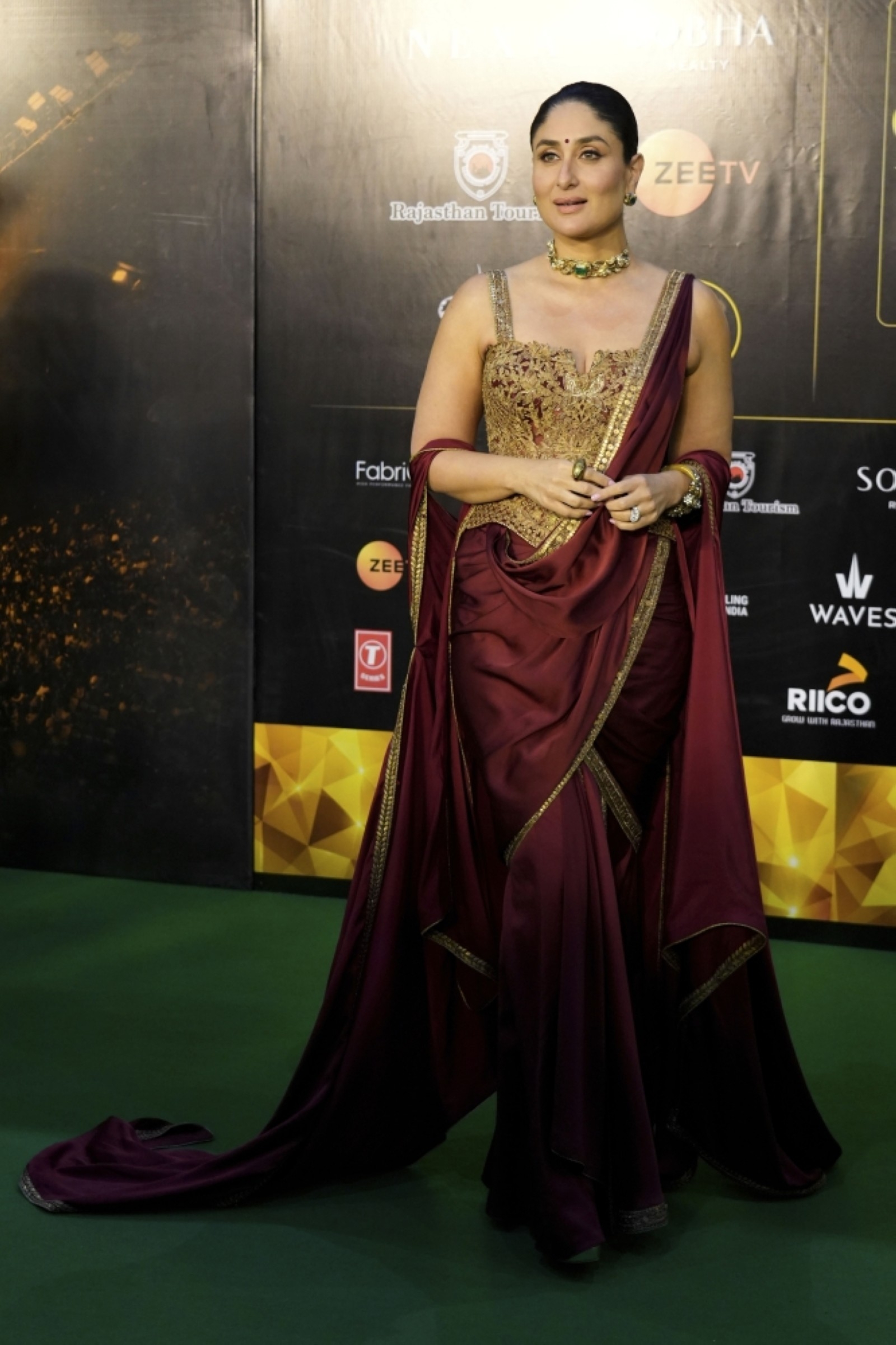 Kareena brings out her inner Poo once again for IIFA performance