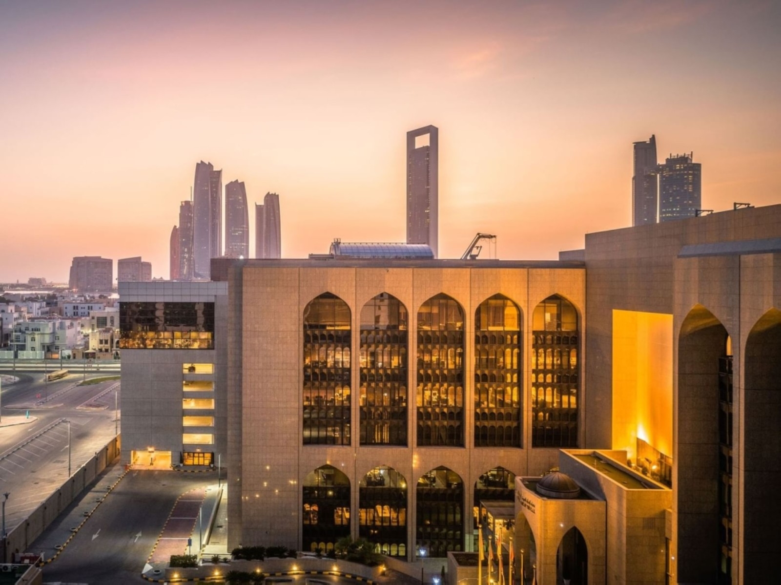 UAE bank employees surpass 39,000 for first time since 2015