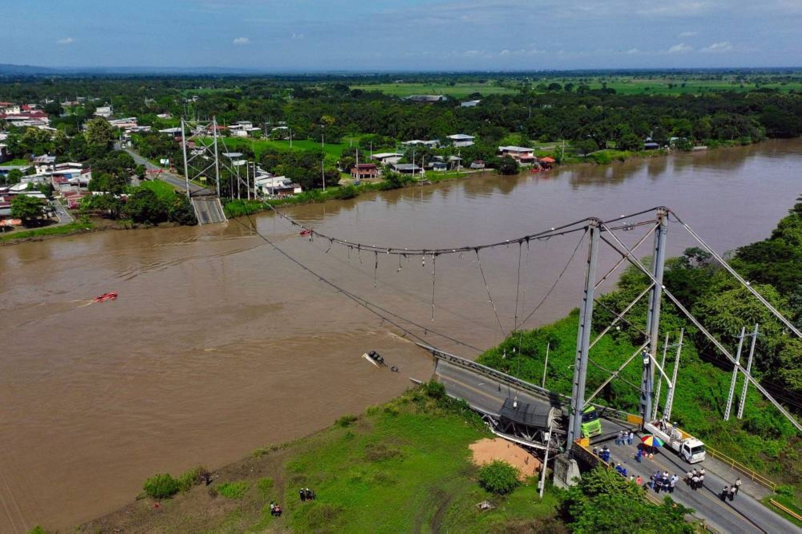 One dead, two missing in Ecuador suspension bridge collapse