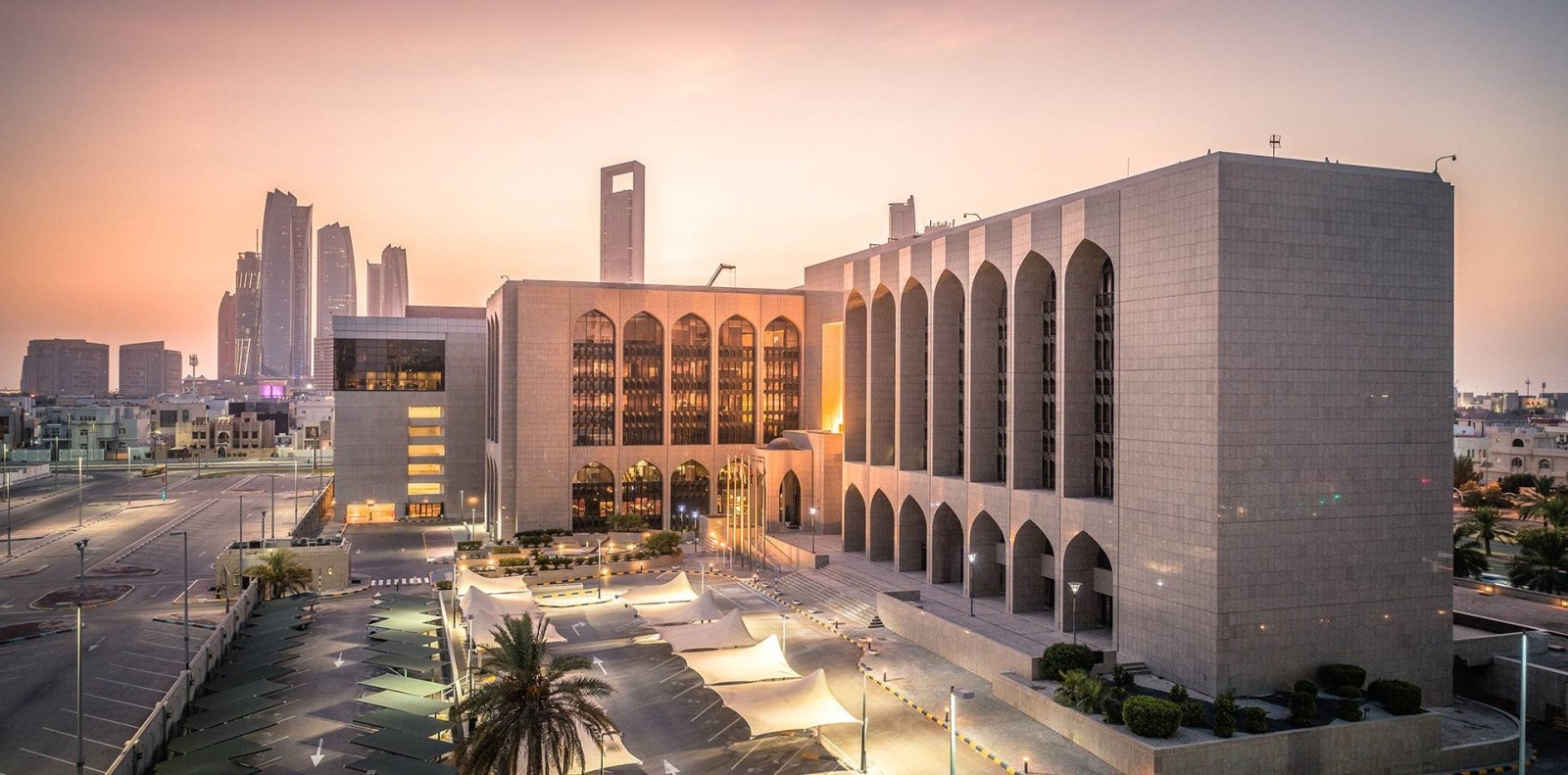CBUAE imposes financial sanctions on 5 banks, 2 insurance companies