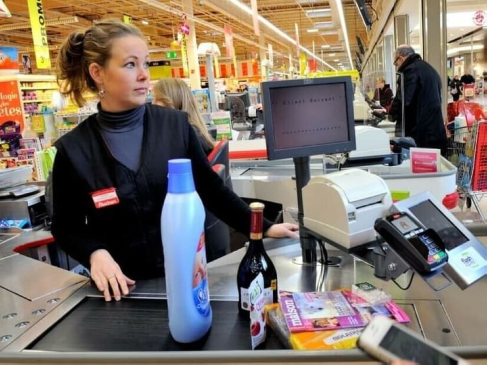 French household confidence dips slightly, spending optimism intact