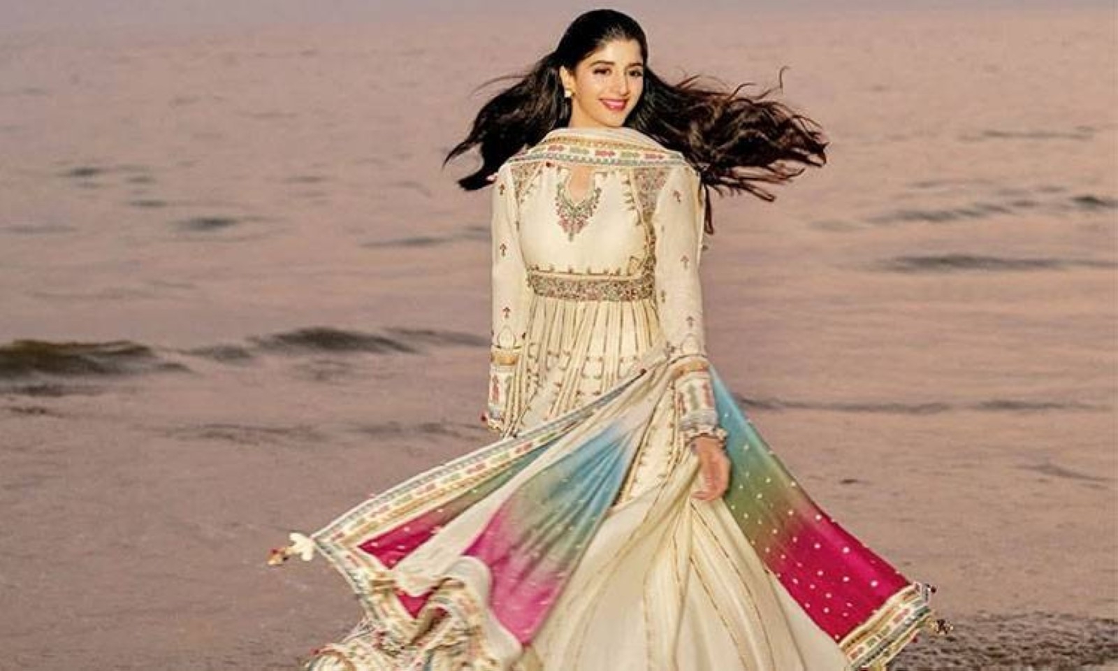Pakistani actress Mawra shares why she chose Akhil's 'Tu Chaand Hai' for her music video debut