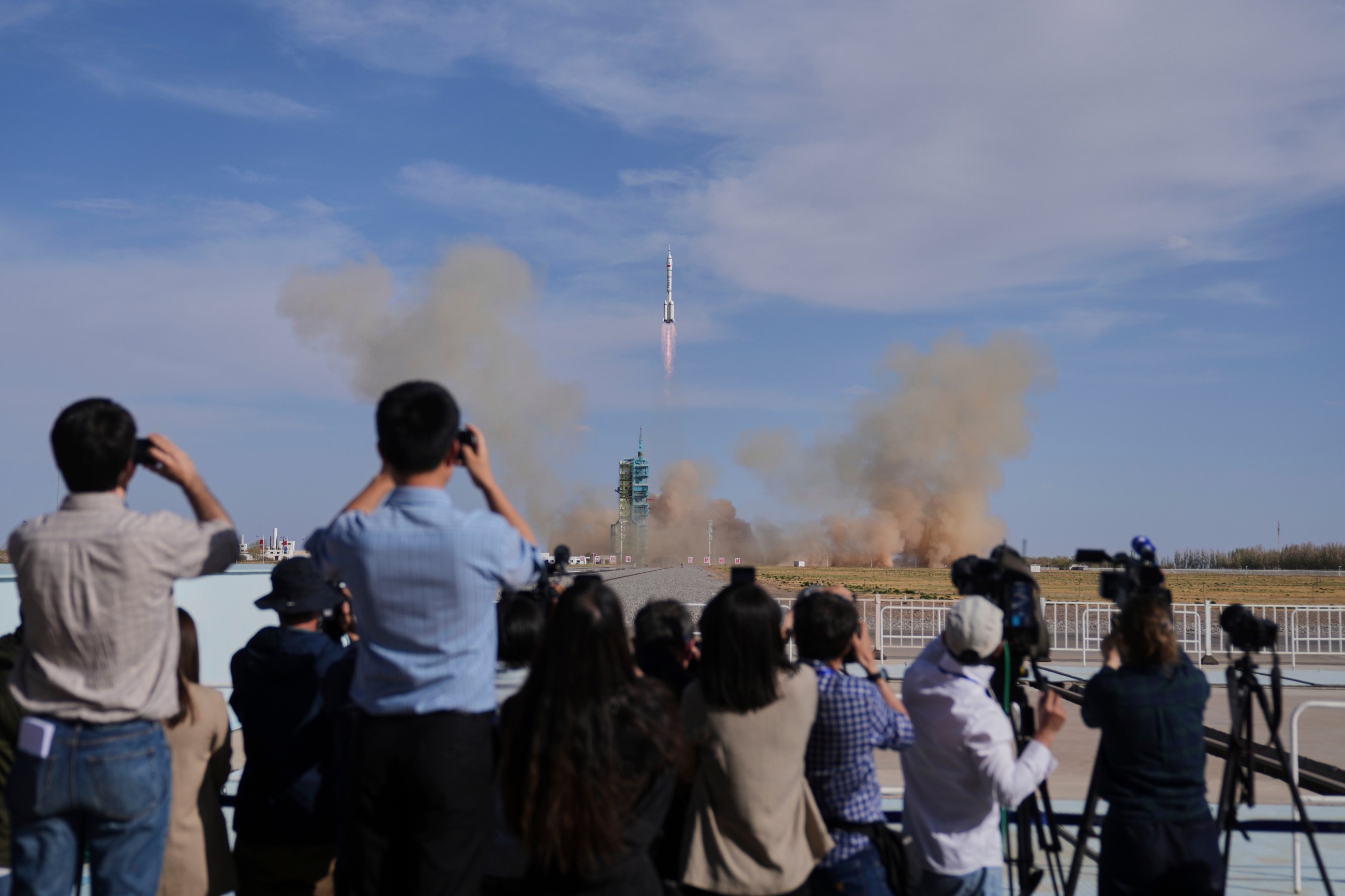 China launches 3 astronauts to replace crew on Chinese space station