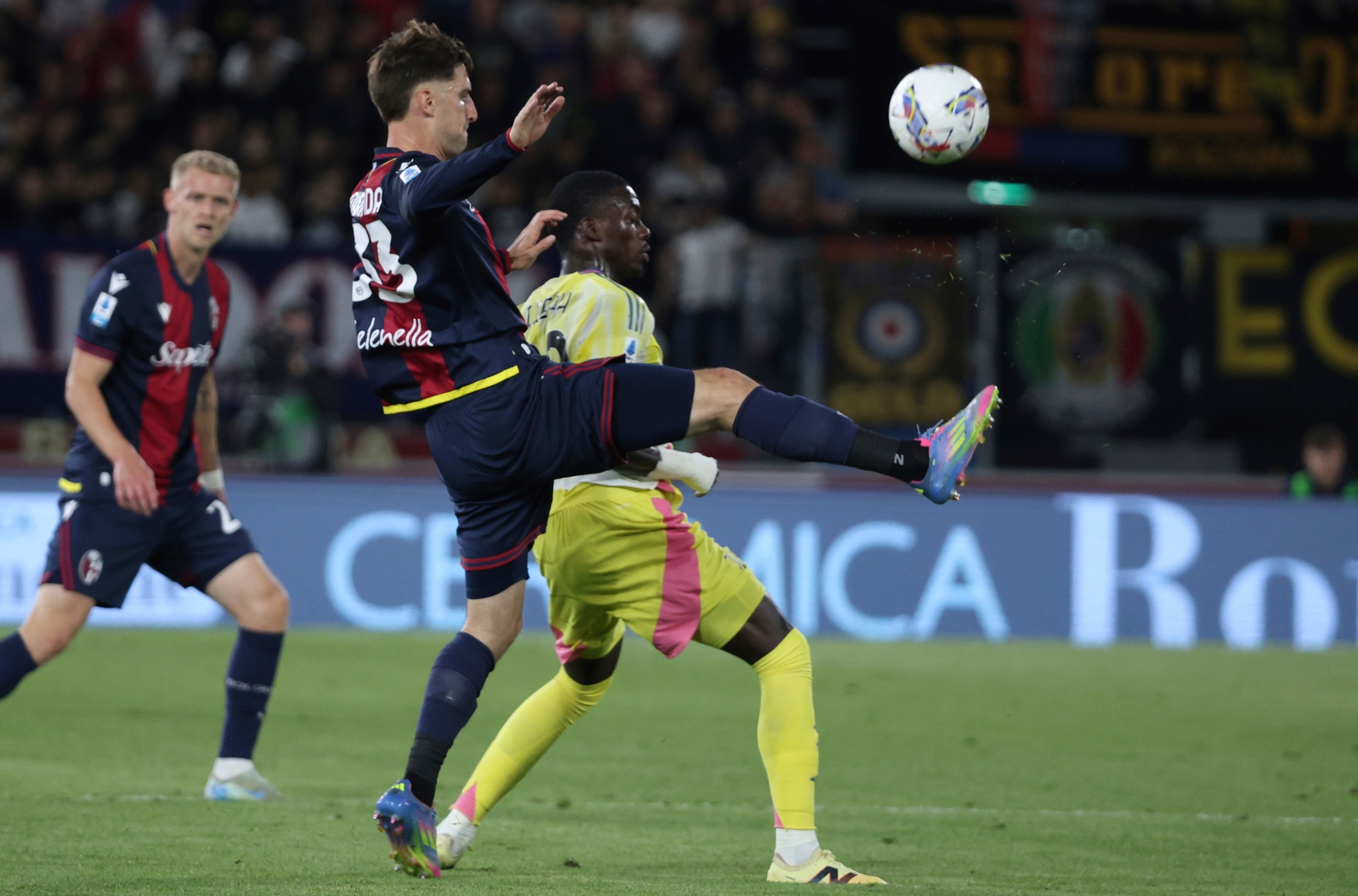 Juventus keep top-four hopes alive, Roma edge Fiorentina