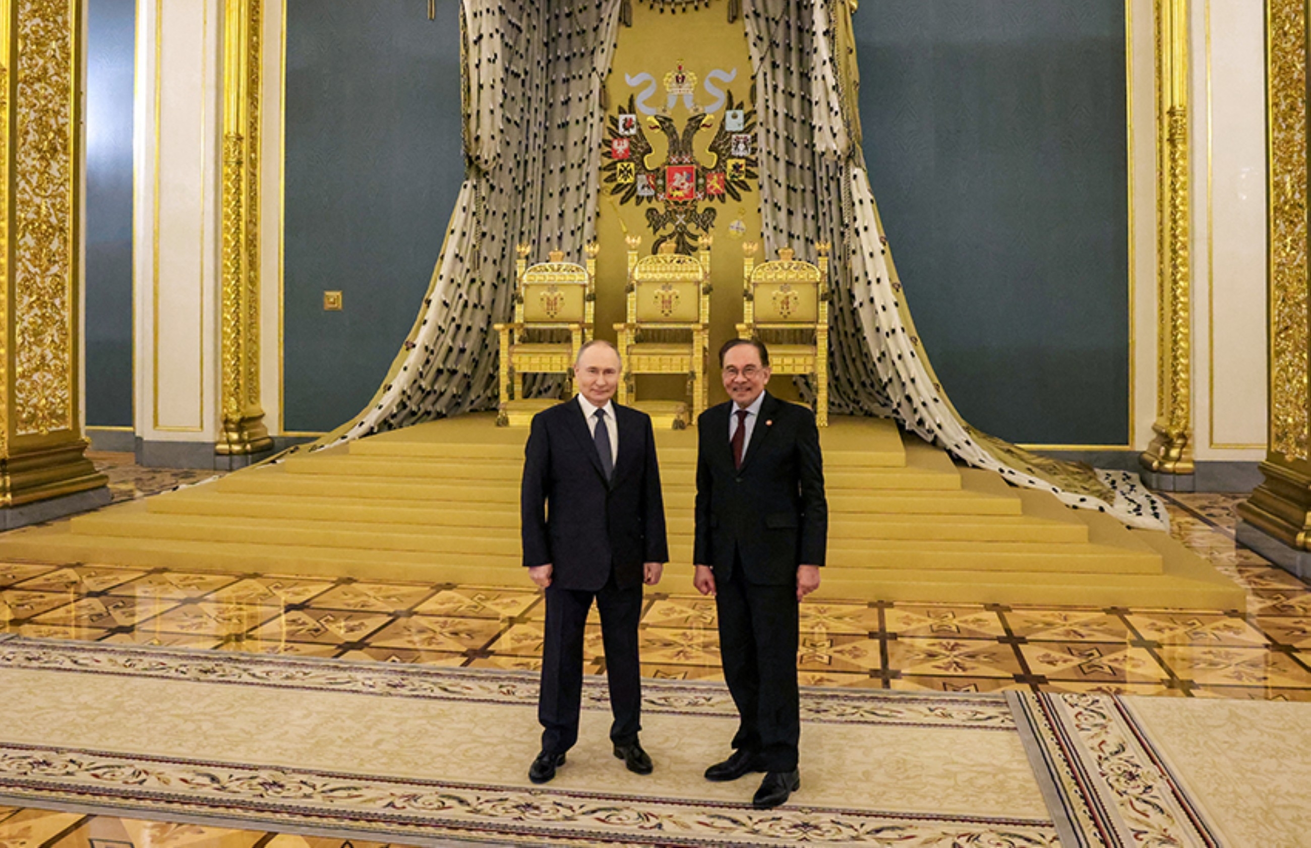 VIDEO: Putin's cheeky moment with Malaysian PM over ‘throne for the second wife' goes viral