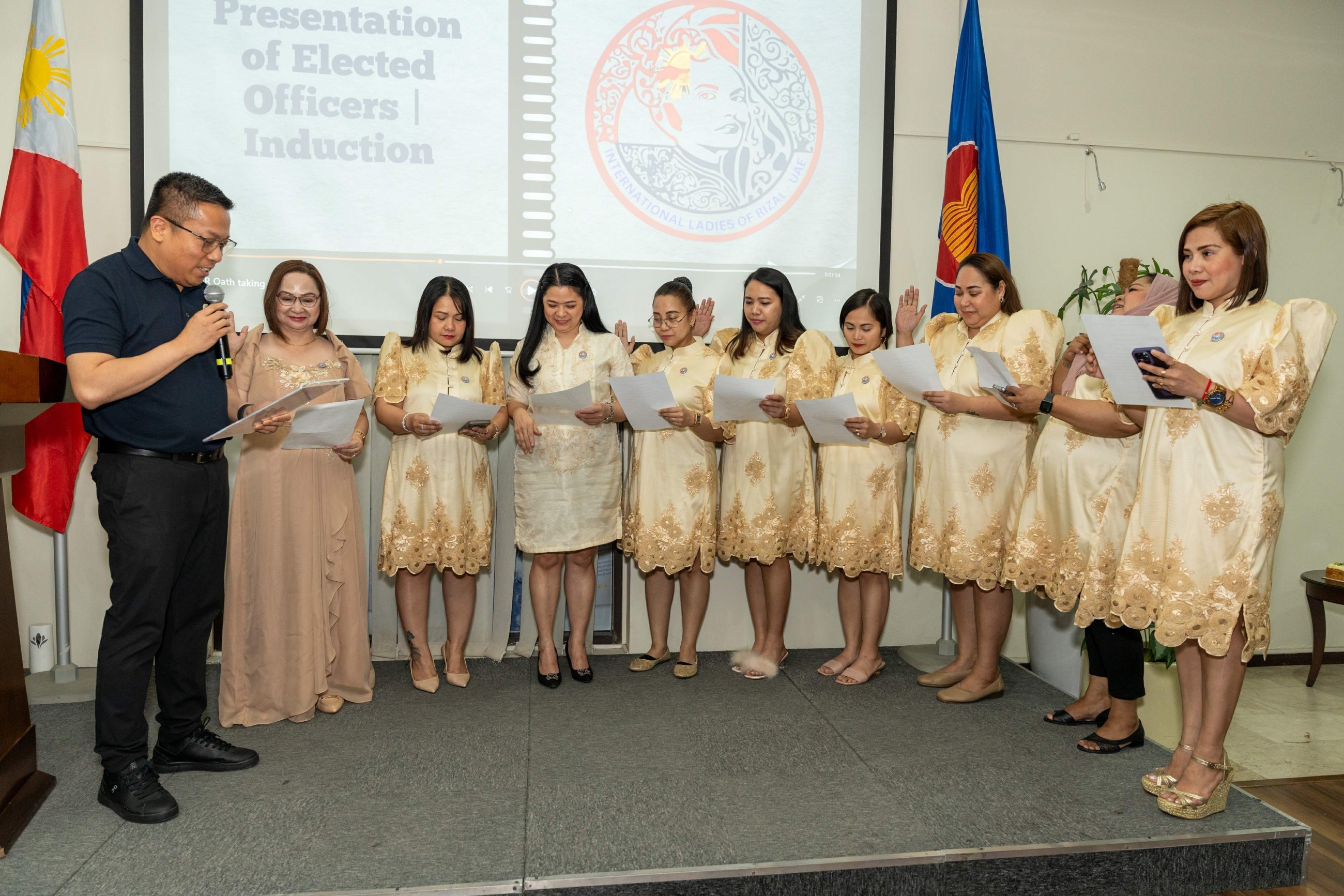 Members of UAE's Filipino group take oath of office