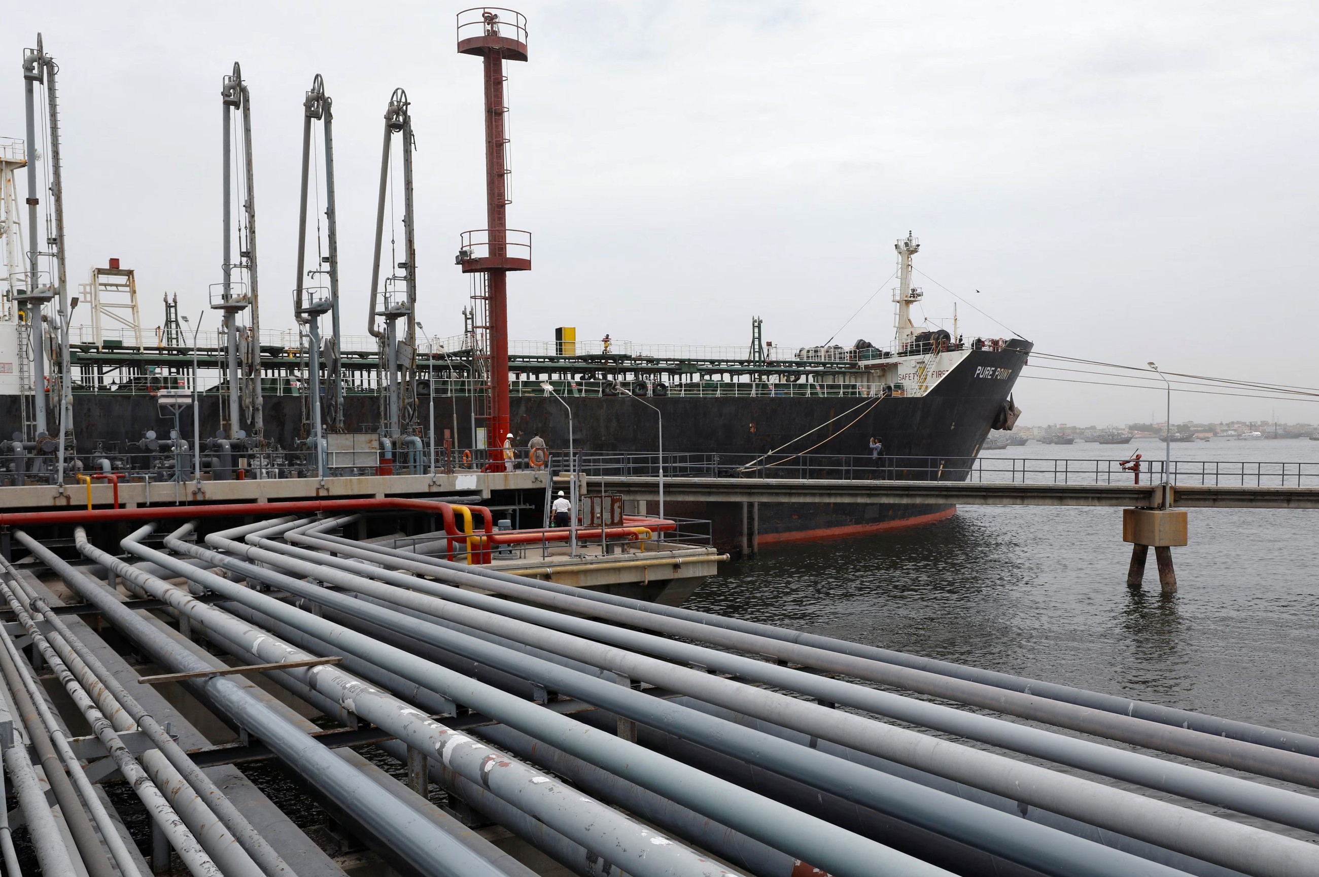 Pakistan's petroleum product exports surge by 118.71% in 10 months
