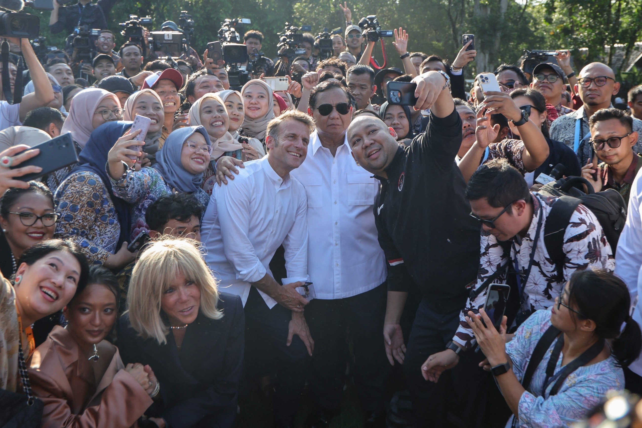 French President Macron decorates Indonesia leader, announces cultural partnership