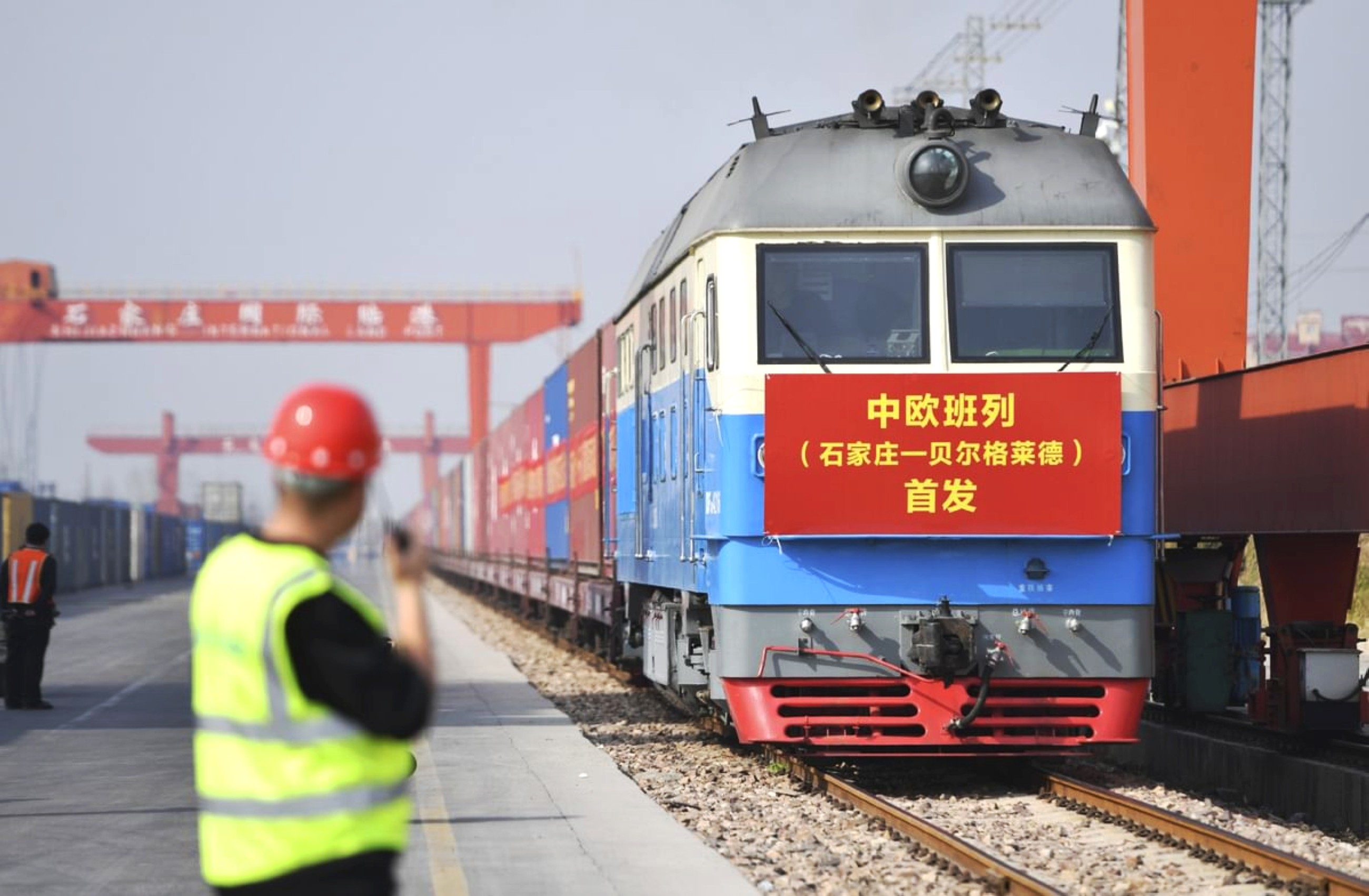 China-Europe freight train runs top 110,000 on Tuesday, transporting goods worth more than $450 billion