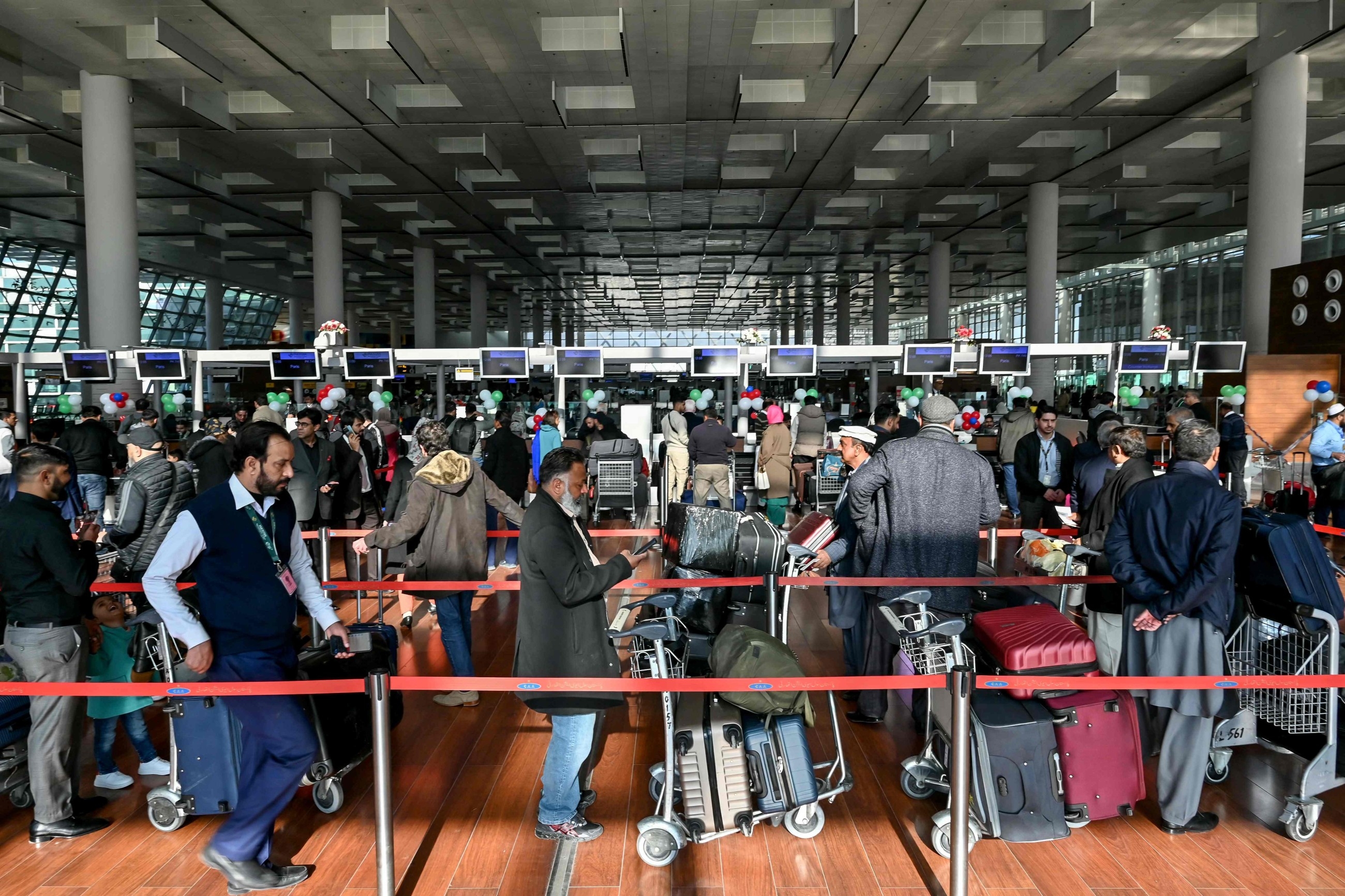 Over 1 million Pakistanis went abroad for work in a year, says report