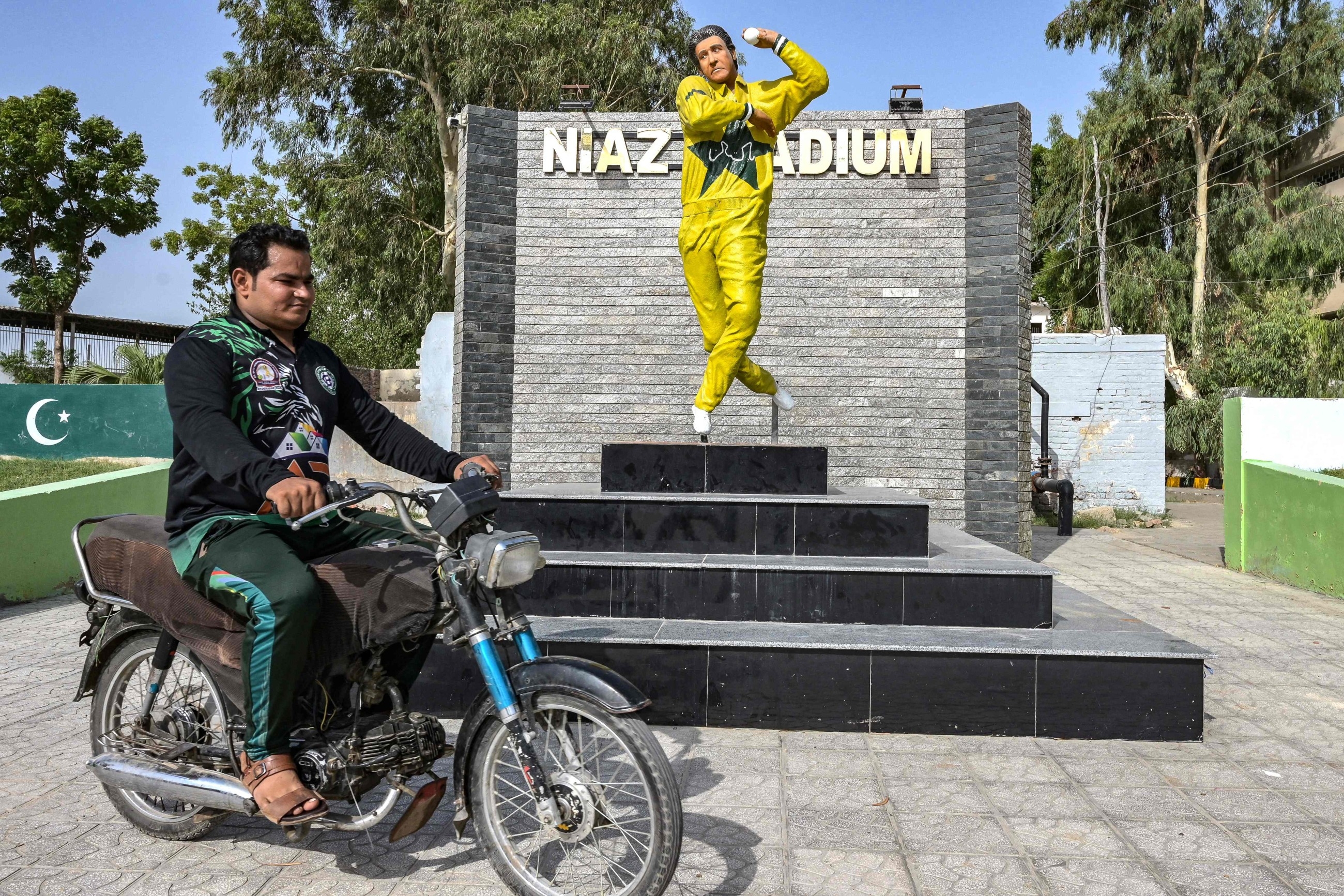 Pakistan's legendary cricketer Akram praises his statue amid social media flak