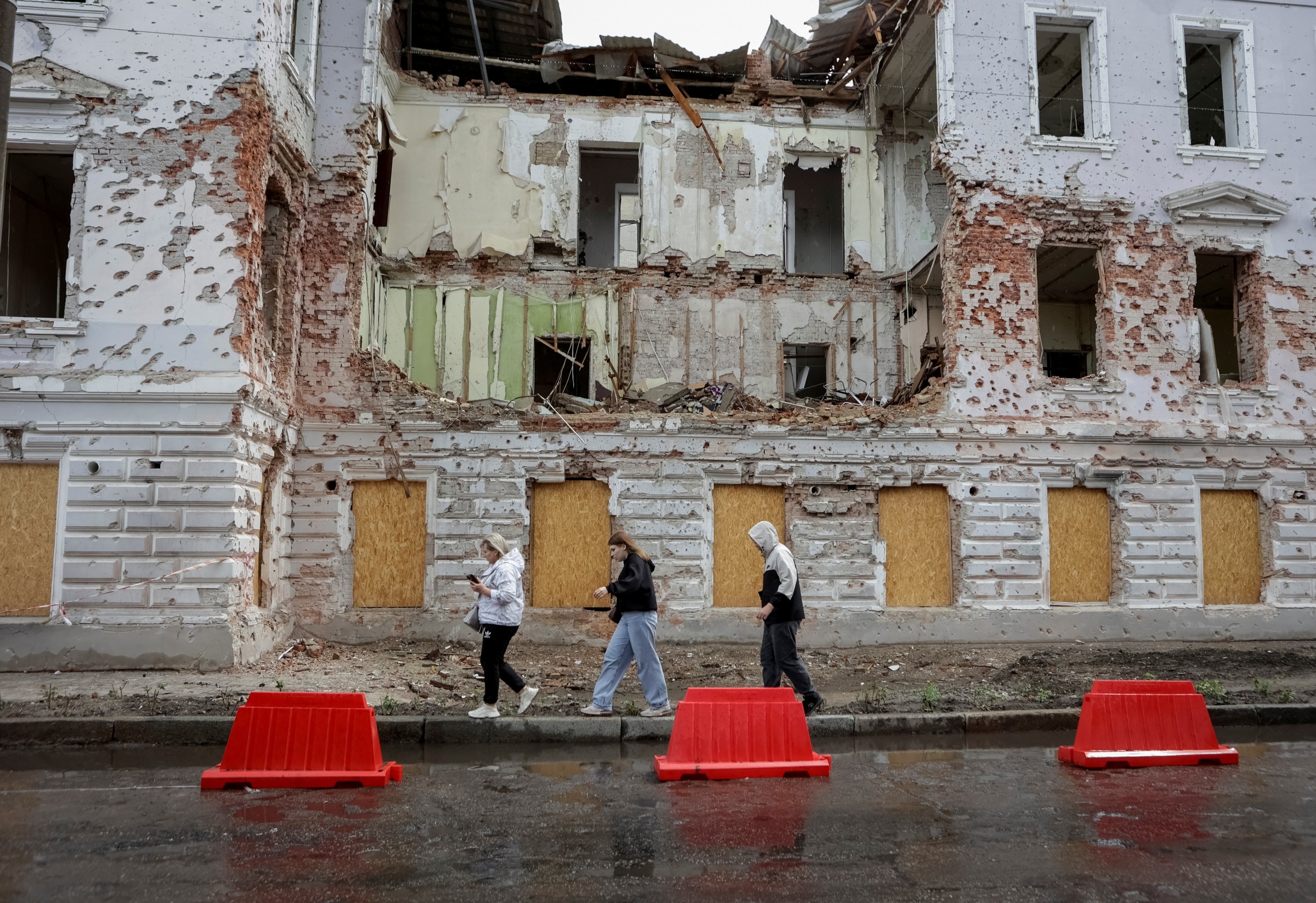 EU nations extend Ukrainians' right to stay until March 2027