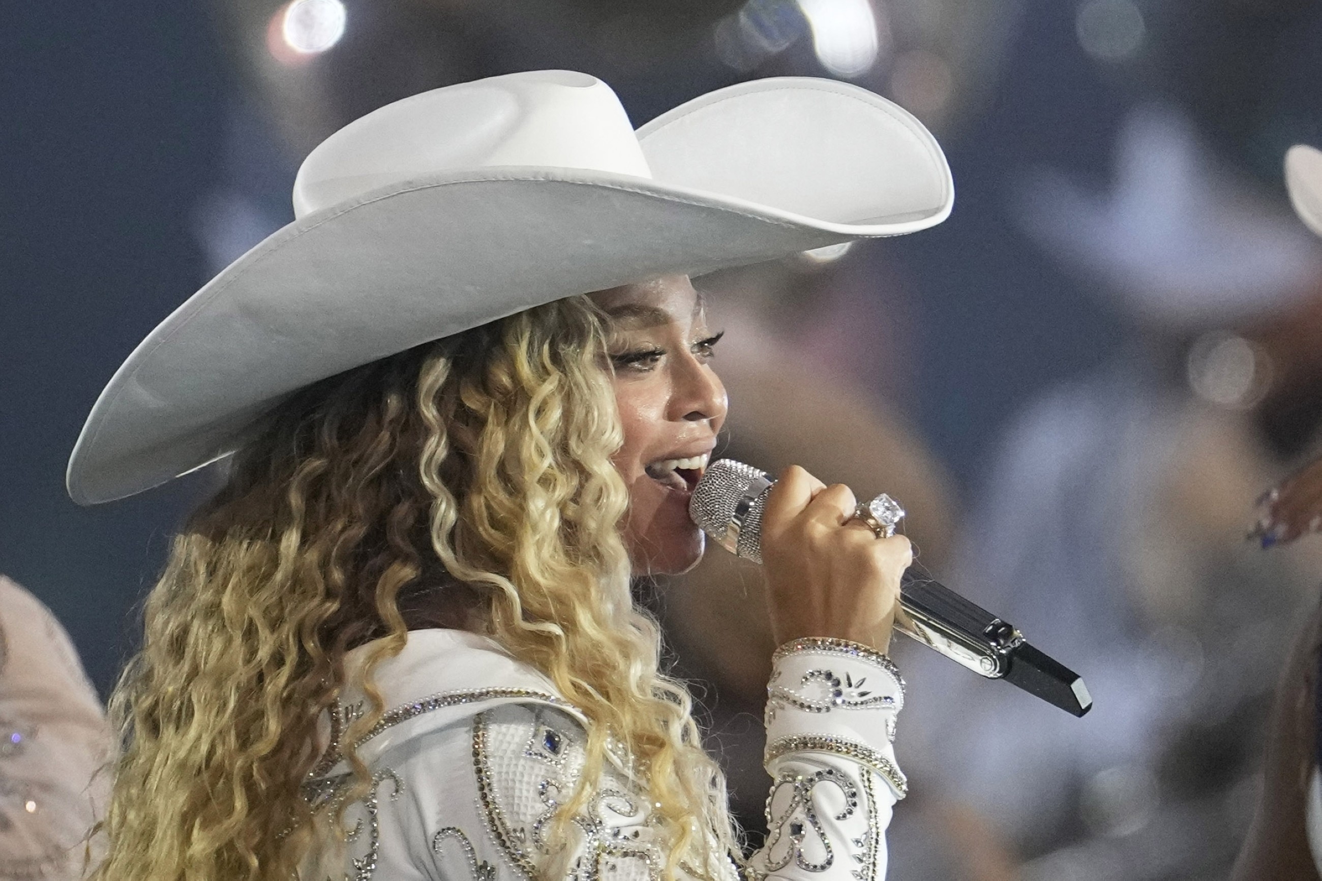 Beyonce, Miley Cyrus perform together