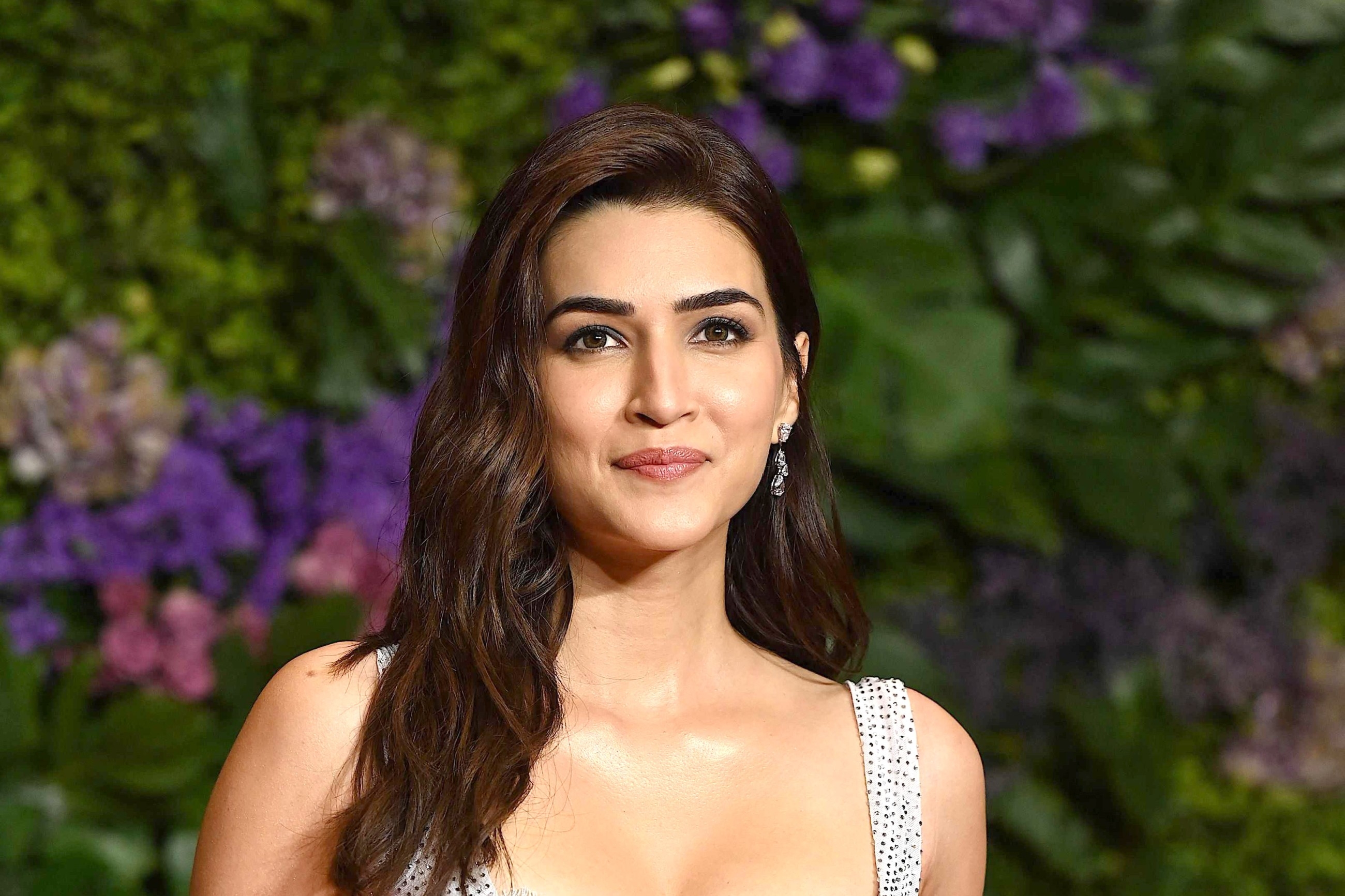 Bollywood diva Kriti Sanon vibes to Salman Khan's 90s hit iconic songs