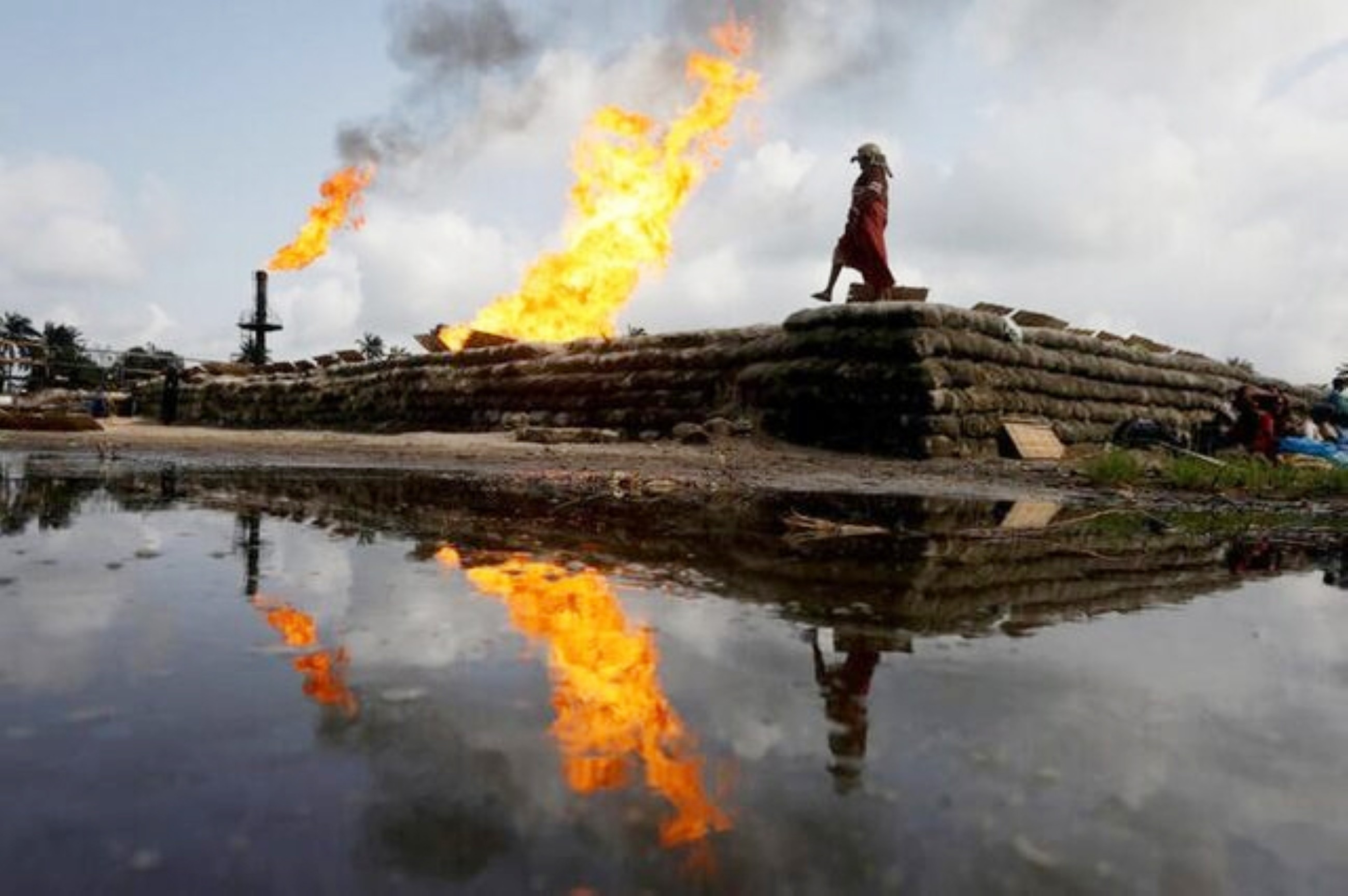 Global gas flaring surged for second year in row, wasting about $63 billion in lost energy: WB